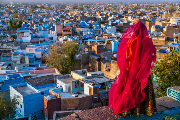 jeune femme indienne à contempler la vue, jodhpur, en inde - mehrangarh photos et images de collection