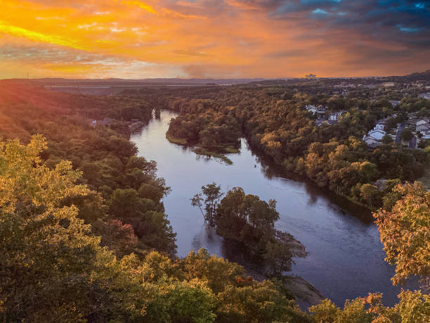 vue panoramique spectaculaire sur le coucher de soleil sur le lac table rock, le barrage du lac table rock et la rivière white à branson dans le sud-ouest du missouri - sunset dusk mountain reservoir photos et images de collection