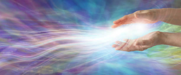 channeling high resonance healing energy - reiki-fotos stockfoto's en -beelden