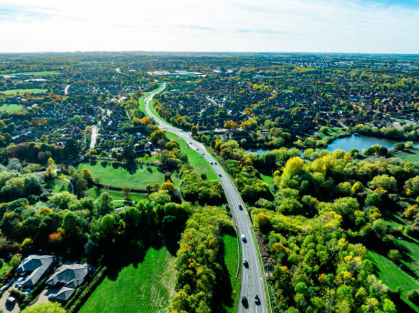 vista aérea da rodovia perto de village, reino unido - buckinghamshire - fotografias e filmes do acervo
