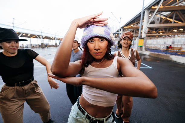 mulheres de estilo urbano dançando ao ar livre nas ruas da cidade - mid atlantic usa flash - fotografias e filmes do acervo