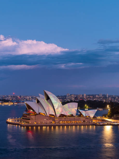 sydney opera house dämmerung - sydney australia australia sydney opera house skyline stock-fotos und bilder