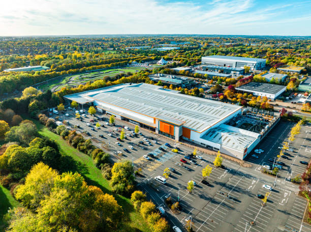 materiał filmowy z drona z centrum logistycznego w wielkiej brytanii - distribution warehouse industrial building large building exterior zdjęcia i obrazy z banku zdjęć