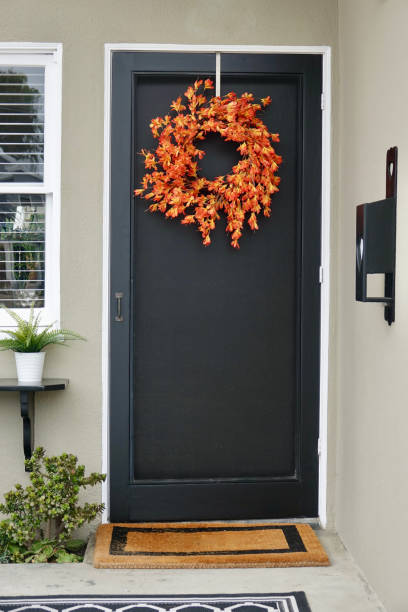 jesienny wieniec zdobi drzwi wejściowe do domku - screen door door porch house zdjęcia i obrazy z banku zdjęć