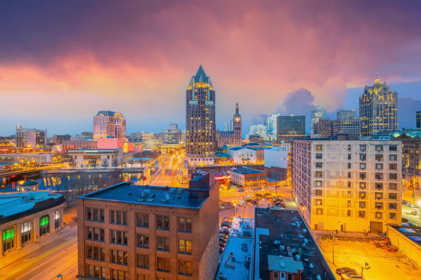 downtown milwaukee city skyline stadtbild von wisconsin in den usa - milwaukee stock-fotos und bilder