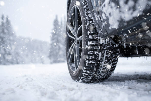 冬の雪道の車のタイヤ。