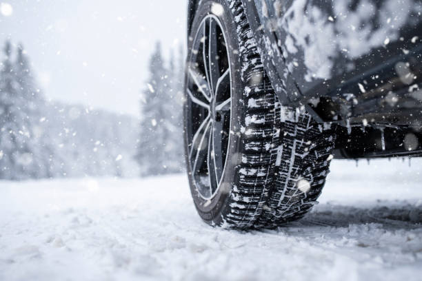 pneu de carro em uma estrada de neve no inverno. - snowing road winter snow - fotografias e filmes do acervo