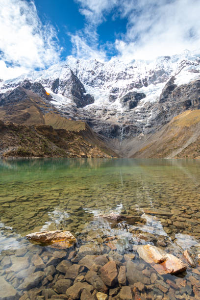 a lagoa humantay é a primeira parada em caminhada salcantay - mountain peru cordillera blanca mountain range - fotografias e filmes do acervo