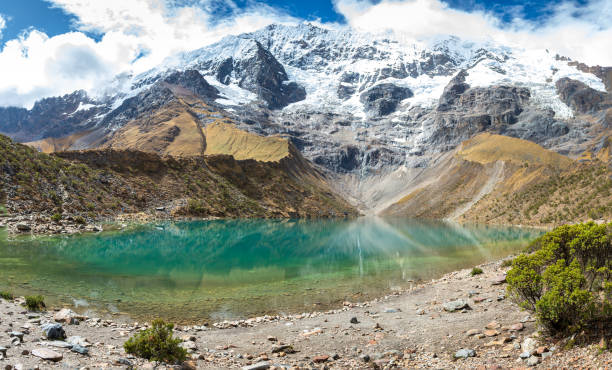 휴먼테이 라군은 살칸테이 트레킹의 첫 번째 정류장입니다. - mountain peru cordillera blanca mountain range 뉴스 사진 이미지