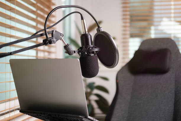 laptop computer and  professional condenser microphone in the home studio. podcasting, broadcasting concept. - blog internet podcast computer keyboard imagens e fotografias de stock