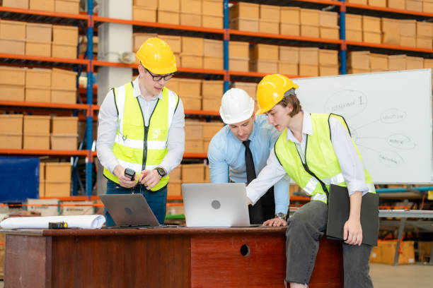 Group of diversity warehouse worker meeting and checking list inventory in industry factory . eastern manager, african american clerk clipboard , asian man using tablet . teamwork of multiethnic grupo de diversidad de trabajadores de almacén reunión y verificación de inventario de listas en la industria de la fábrica. gerente oriental, portapapeles de empleado afroamericano, hombre asiático usando tableta. trabajo en equipo de multiétnico