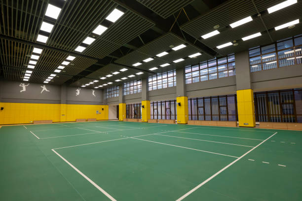 campo sportivo coperto vuoto - badminton school gymnasium shuttlecock sport foto e immagini stock
