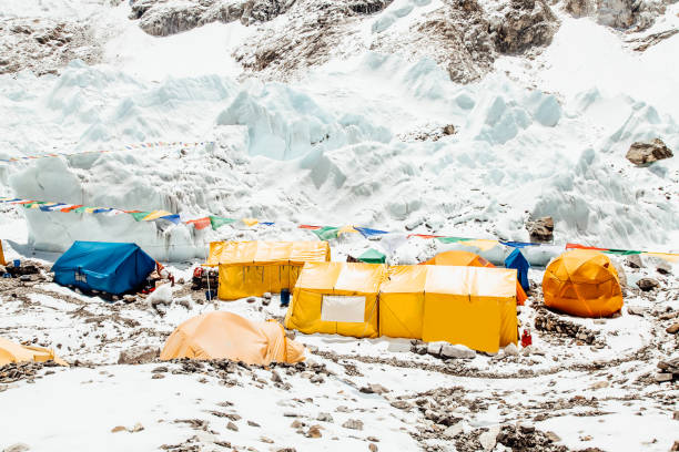 tiendas de campaña amarillas brillantes en el campamento base del monte everest, el glaciar y las montañas de khumbu, nepal, himalaya - mt everest fotografías e imágenes de stock