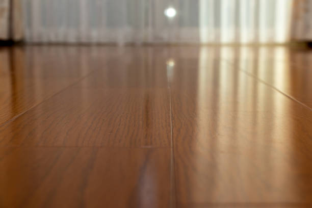 istock Wood flooring that reflects light from the window 1437163131