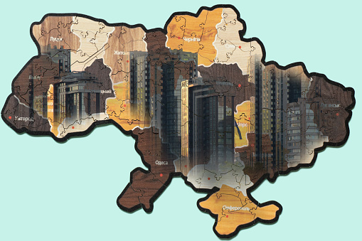 Mapa de Ucrania y rascacielos de la ciudad sobre un fondo aislado, ciudades de Ucrania durante la guerra 2022 photo