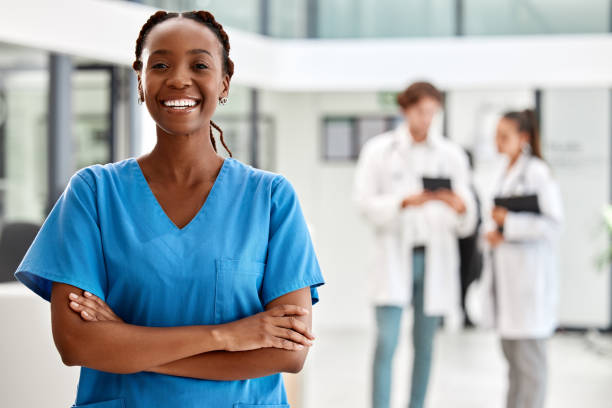 enfermera, atención médica y medicina con una mujer que trabaja en atención médica para salud, bienestar o seguro en un hospital. retrato de una estudiante de medicina o profesional con los brazos cruzados en el interior - medical occupation fotografías e imágenes de stock