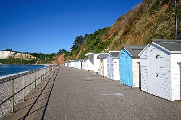 산책로를 따라 있는 해변 오두막, 시튼. - beach hut jurassic coast world heritage site english culture beach 뉴스 사진 이미지