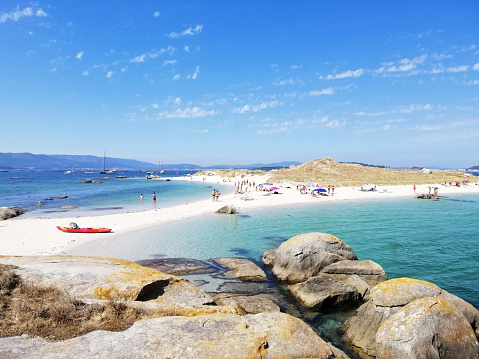Hermosa foto de la playa en la isla de A Illa de Arousa en Galicia, España photo