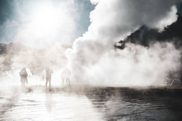 захватывающий снимок гейзеров эль-татио в регионе атакама, чили - geyser nature south america scenics стоковые фото и изображения