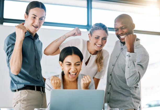 Winning results, fist pump and celebration business people with laptop, online email success on finance profit, crypto or trading. Bonus, victory or yes hands sign of diversity team reading good news resultados ganadores, bomba de puño y gente de negocios de celebración con computadora portátil, éxito de correo electrónico en línea en ganancias financieras, criptografía o comercio. bono, victoria o sí manos signo de diversidad equipo leyendo bu