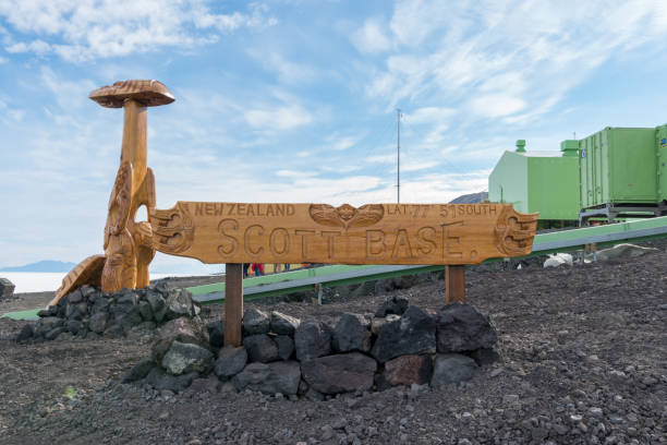 base scott sull'isola di ross - arctic station snow science foto e immagini stock