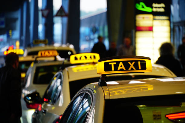 taxis in einer reihe warten auf gäste - taxi stock-fotos und bilder