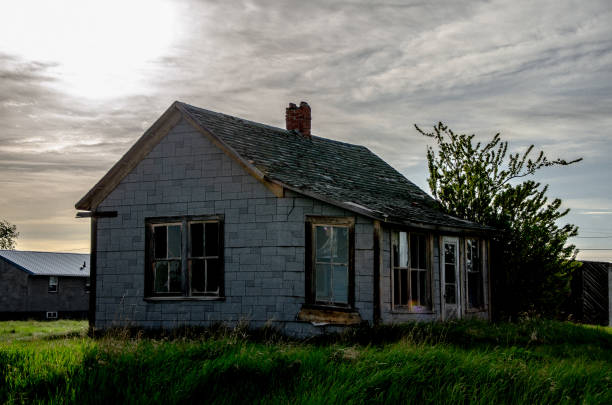 istock Old abandoned house in Canada on a sunny day 1437201527