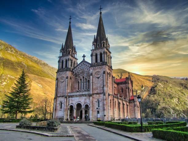 astúrias. basílica de santa maria, covadonga. picos de europa - covadonga - fotografias e filmes do acervo