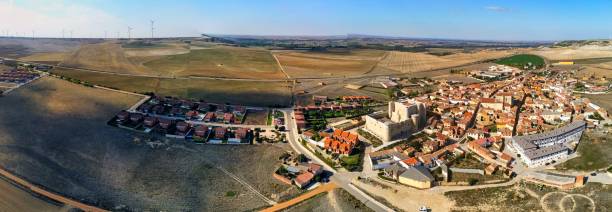 palencia. vista aérea en fuentes de valdepero., pueblo con castillo en españa - palencia province fotografías e imágenes de stock