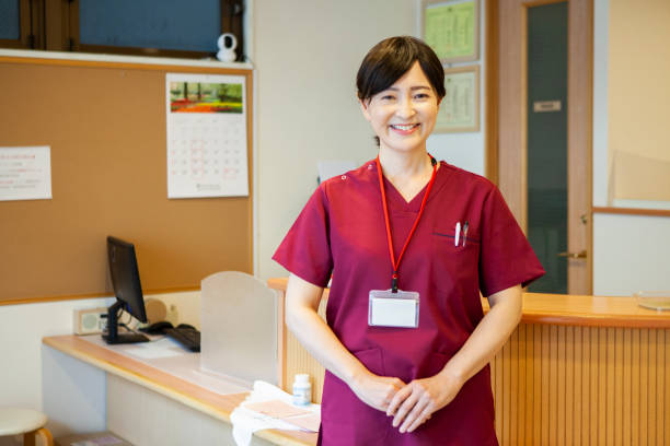 医療用スクラブを着た女性医療スタッフの肖像画。 - 病院 ストックフォトと画像