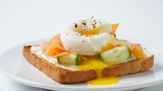 Fresh Toast with Smoked Salmon and Poached Egg