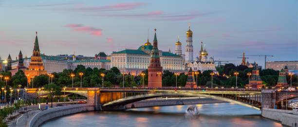 ロシアのモスクワの夕方にクレムリンの近くで長時間露出したモスクワ川 - moscow russia russia river panoramic ストックフォトと画像