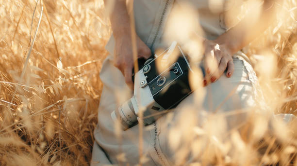 hermosa chica en el campo en verano con cámara vintage de 8 mm - 8mm camera fotografías e imágenes de stock