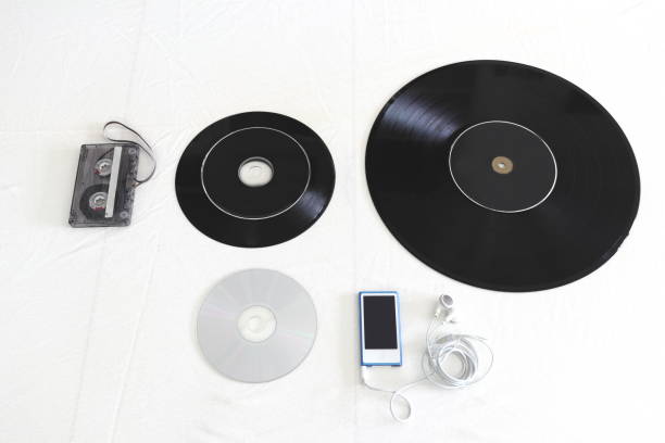 tape cassette, 45 rpm record, 33 rpm vinyl, cd vintage - 33 rpm imagens e fotografias de stock