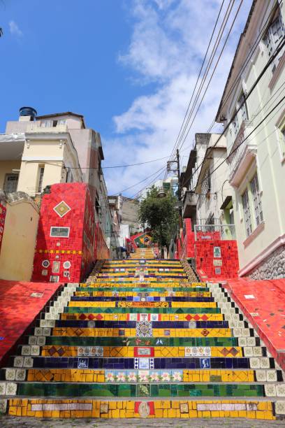 bunte selaron treppe in rio de janeiro, brasilien - rio de janeiro brazil steps staircase stock-fotos und bilder