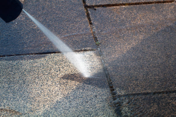 power cleaning dirty floor, paving slabs with high pressure water jet with splashes of mud - jet way imagens e fotografias de stock