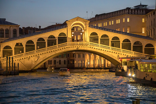 Puente rialto de Venecia al amanecer