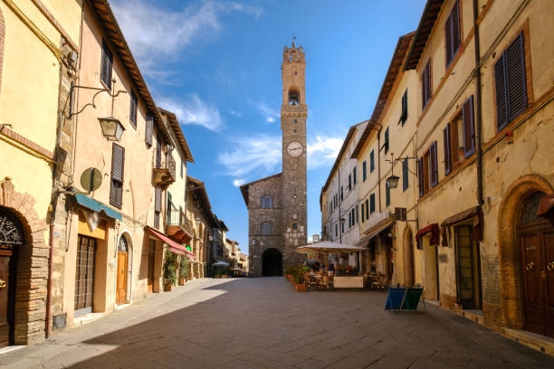 montalcino vieille ville place principale tuscany - montalcino photos et images de collection