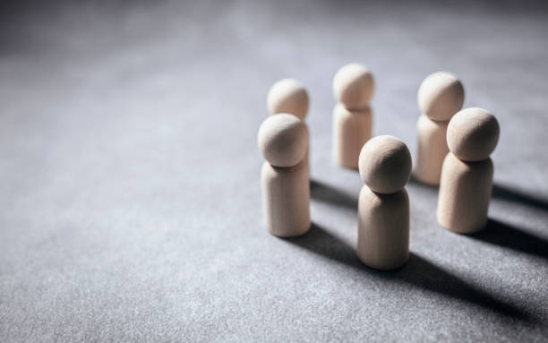 amici, familiari, squadra o comunità, persone di legno che si incontrano in uno sfondo circolare - couple dependency standing men foto e immagini stock