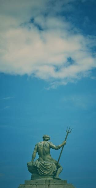 青い空の下でトライデントを持つネプチューン神の像の垂直ショット - roman god trident neptune sea ストックフォトと画像