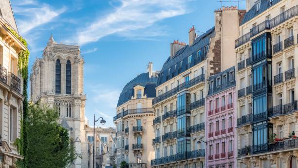パリ、魅力的な通り、ノートルダム大聖堂 - building exterior built structure street paris france ストックフォトと画像