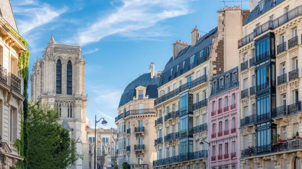 Paris, charming street, with Notre-Dame cathedral Paris, charming street and buildings, typical parisian facades in the Marais, with Notre-Dame cathedral in background Paris Right Bank stock pictures, royalty-free photos & images