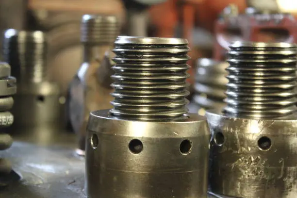 screw threads and hydraulic nuts of cylinder head screws on a large engine