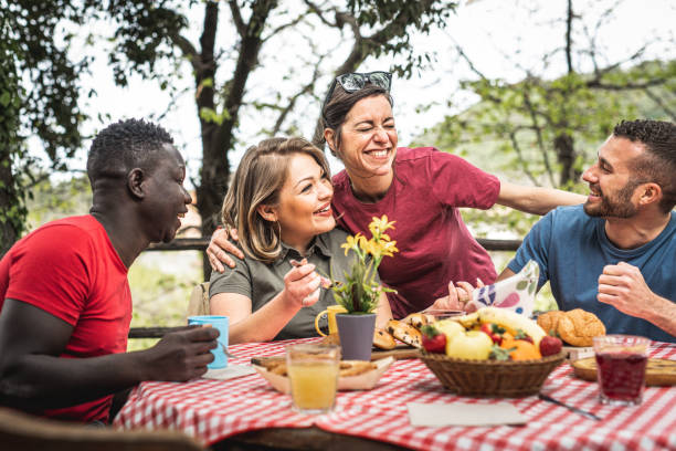 pessoas veganas tomando café da manhã no jardim, comida saudável e estilo de vida, amigos felizes passando momentos engraçados juntos - coffee couple italy drinking - fotografias e filmes do acervo