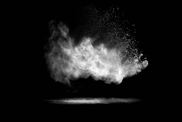 vuoto di polvere del palcoscenico, fumo o smog al buio. piattaforma con texture grigia, - smoke black abstract white foto e immagini stock