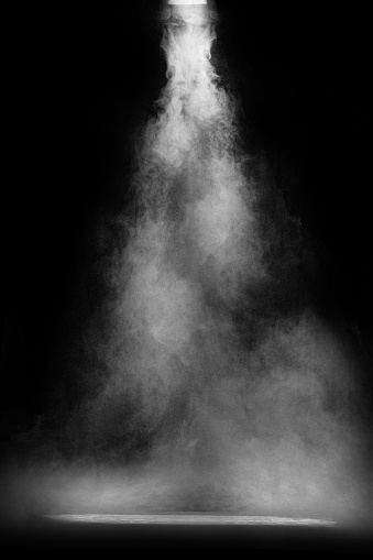 Vacía el polvo, el humo o el smog del escenario en la oscuridad. Plataforma texturizada gris, photo