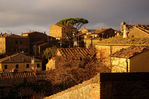 Italie - Toscane - village de Volterra - ruelle de la vieille ville