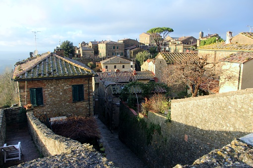 Italie - Toscane - village de Volterra- ruelle médiévale dans la vieille ville