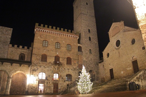 Italie - Toscane - San Gimignano la nuit - place centrale