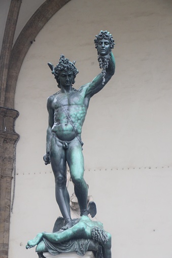 Italie - Toscane - Florence - Loggia dei Lanzi. Sculpture de Persée. Perseus with the Head of Medusa is a bronze sculpture made by Benvenuto Cellini in the period 1545–1554. The sculpture stands on a square base which has bronze relief panels depicting the story of Perseus and Andromeda, similar to a predella on an altarpiece.[1] It is located in the Loggia dei Lanzi in the Piazza della Signoria in Florence, Italy.